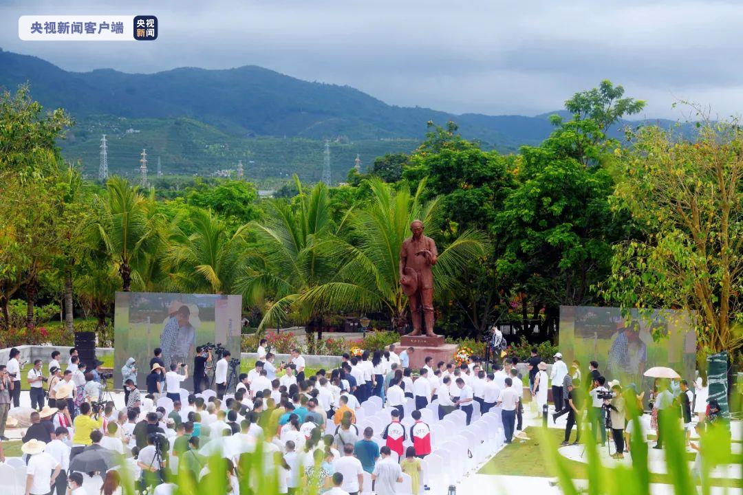 袁隆平铜像在海南三亚水稻国家公园落成揭幕