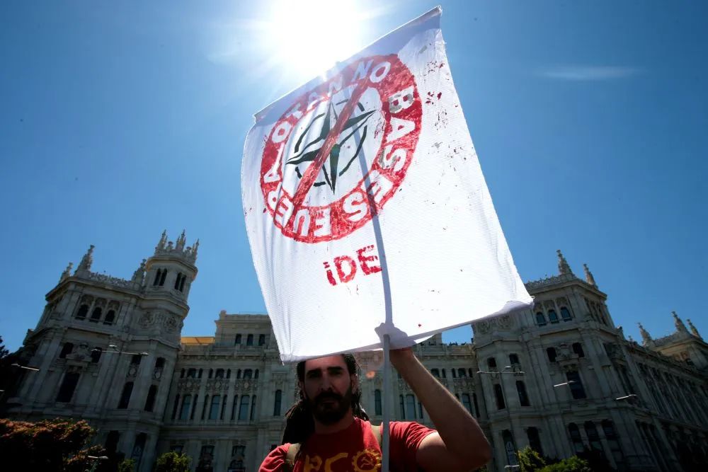 6月26日，在西班牙首都马德里，数千人参加反对北约、呼吁世界和平大游行。（新华社发，胡安·卡洛斯·罗哈斯 摄）
