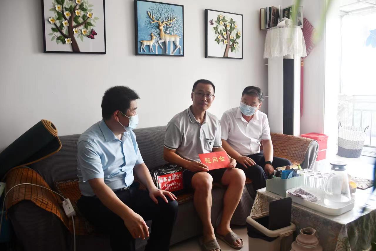 酷暑送清凉 慈善暖人心