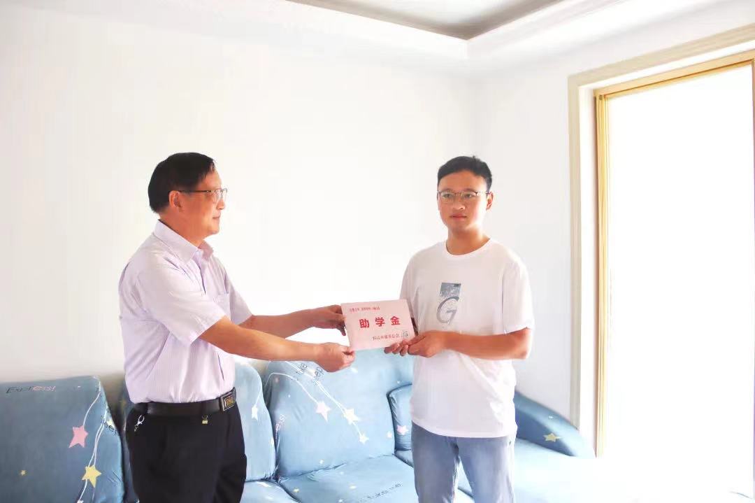 暖心！市慈善总会为困难学子送来助学金