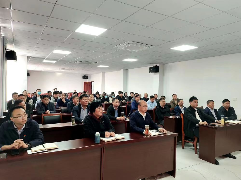 穿城镇：集中收听收看党的二十大开幕会