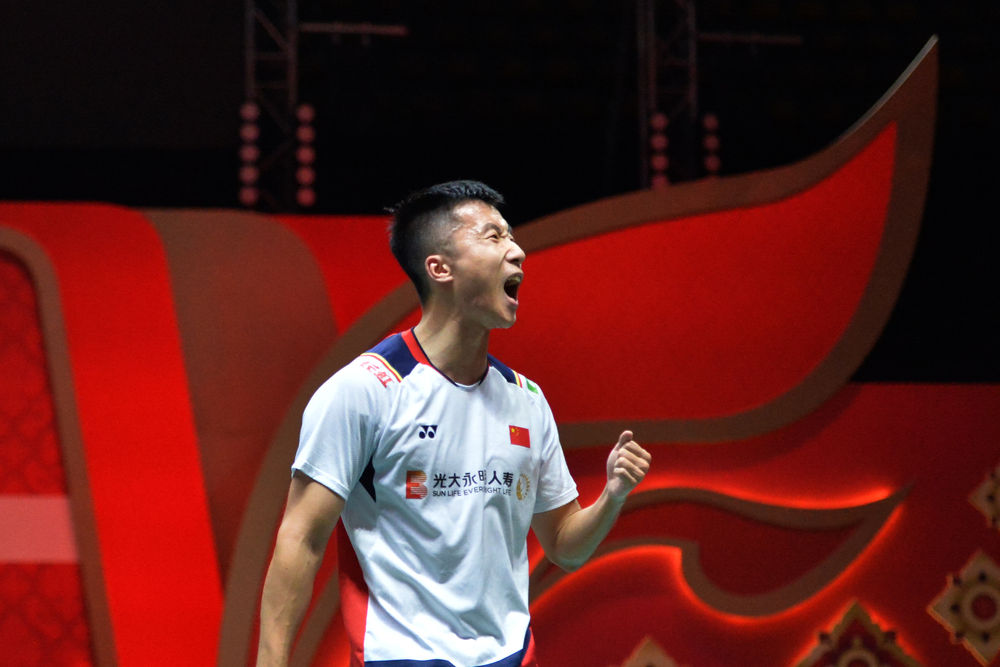  当日，在泰国曼谷举行的2022世界羽联世界巡回赛总决赛男单A组小组赛中，中国选手陆光祖以2比1战胜印度选手普兰诺伊。陆光祖在比赛中庆祝。新华社发（拉亨摄）