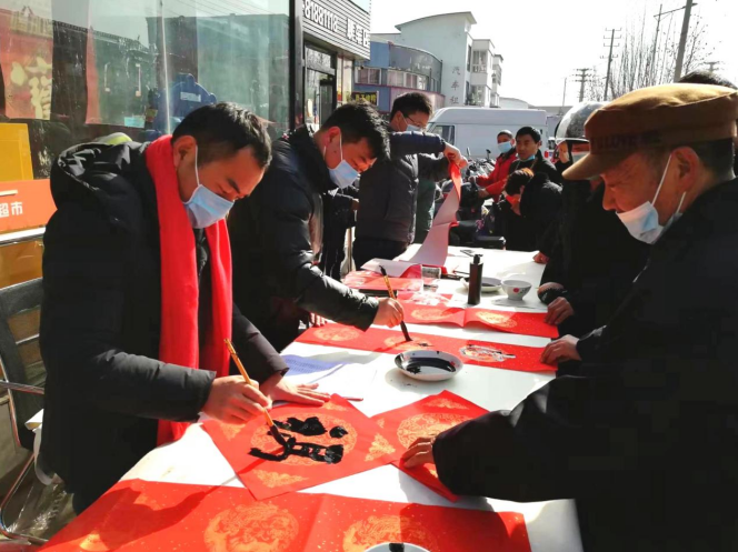 党员冬训进社区，翰墨飘香送祝福