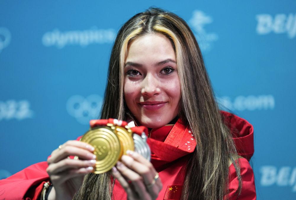 谷爱凌在北京冬奥会上展示获得的奖牌。新华社记者 薛玉斌摄