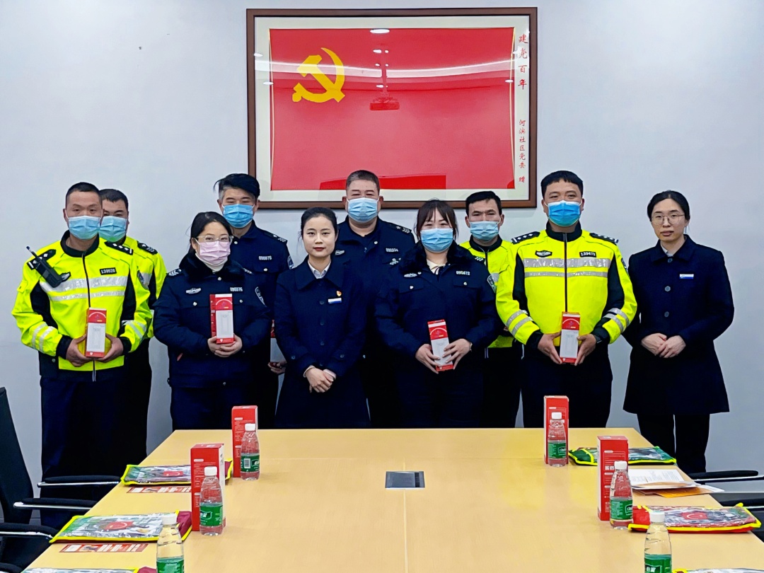人民银行宿迁市中心支行组织“仐志愿”服务队开展“益杯暖心”走近户外劳动者志愿服务活动
