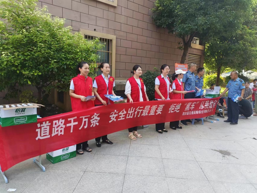 普法宣传进社区  护民安全一路行