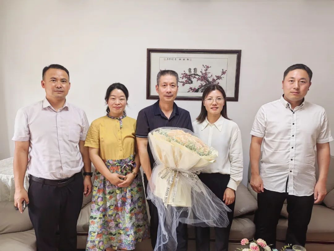 洋河新区王园小学教师节前夕走访慰问退休老教师
