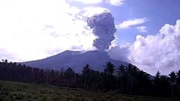 印尼伊布火山喷发 火山灰柱达1000米