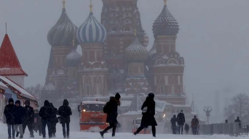 俄罗斯莫斯科遭遇强降雪 致多个机场超70架次航班延误或取消