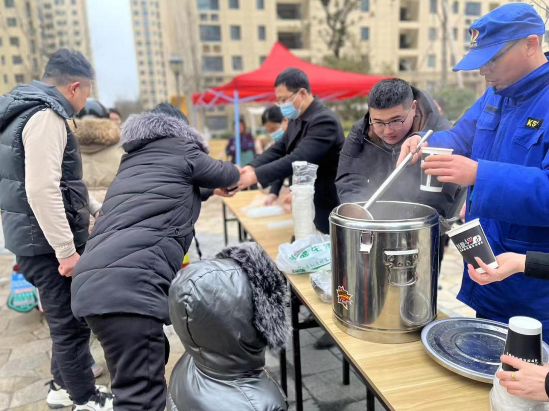 浓情腊八节 物业送“粥”到