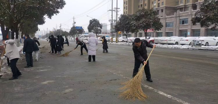 宿城区教育局组织干部职工开展除雪铲冰行动