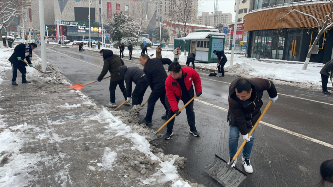 战冰雪 保出行 市城投集团用实际行动筑牢居民出行的安全墙