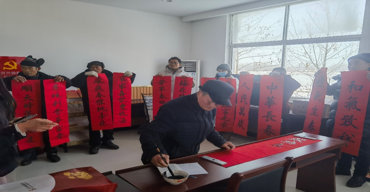党员冬训进行时|朱家圩村开展“我们的节日·纸墨书香送春联”活动