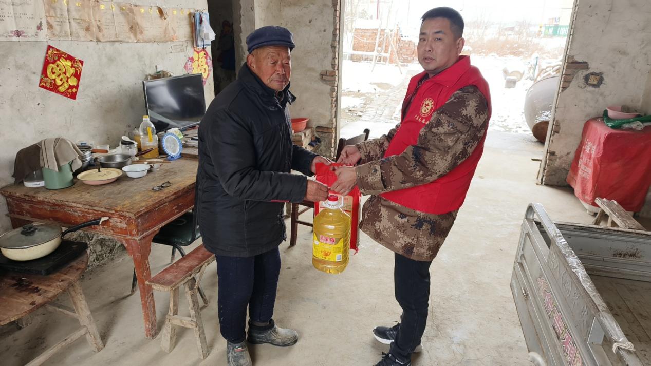 冬训在身边|卢集镇周岗嘴村：冬训聚初心 慰问送真情