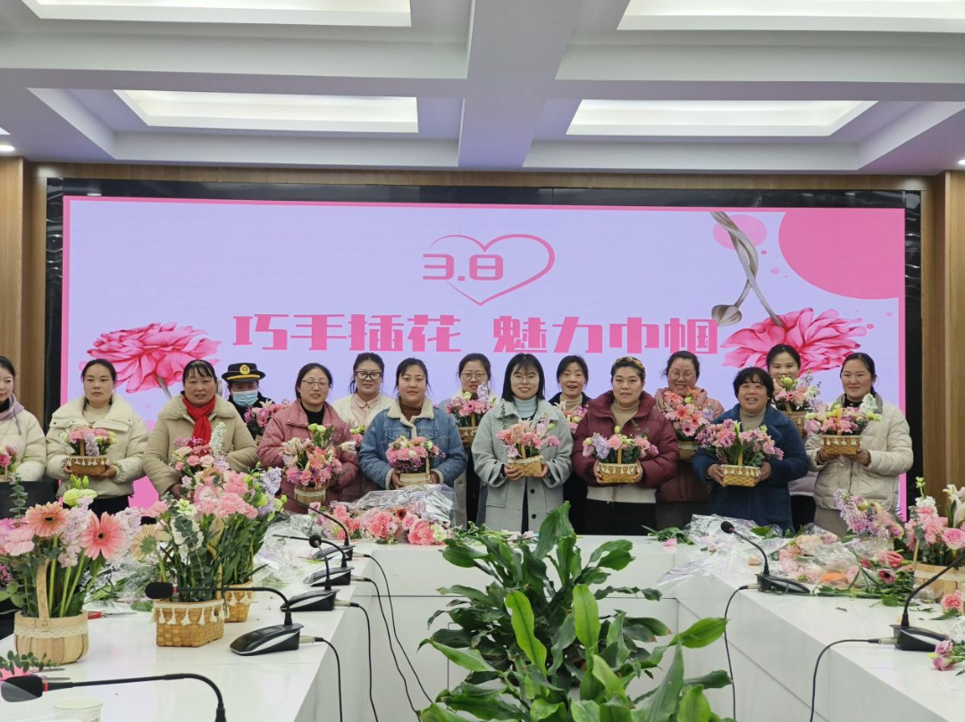 曹集乡：巧手插花 魅力巾帼