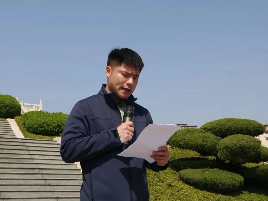 全民国防教育丨泽达学院人工智能学院与马克思主义学院联合开展清明祭扫活动