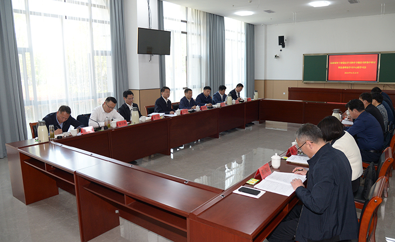 县级领导干部党纪学习教育专题读书班暨县委理论学习中心组学习会举行.jpg