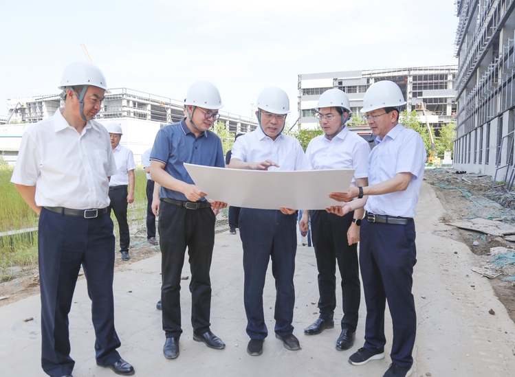 王瑞现场推进重大产业项目、民生实事项目和重点基础设施项目建设工作.jpg