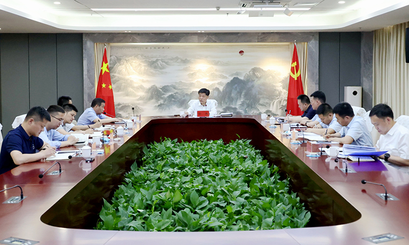 彭伟现场调研经开区部分重点企业并召开经开区月度工作会议.jpg