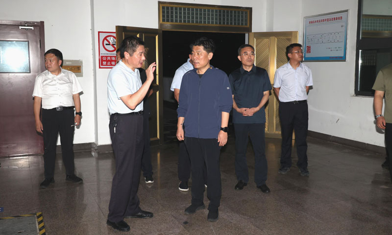 彭伟现场检查调度防汛工作.jpg