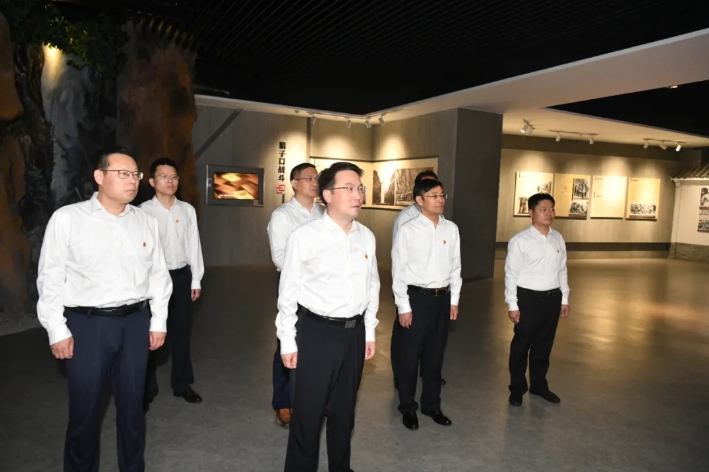 区委理论学习中心组召开学习会.png
