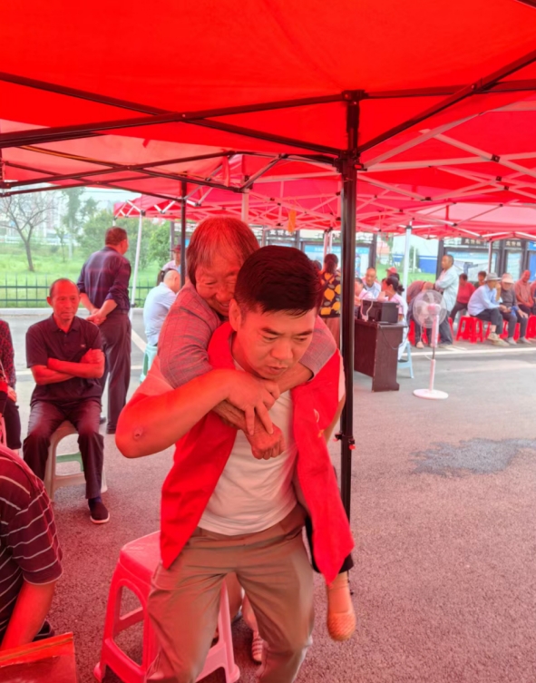龙庙镇：车接车送，为老人健康保驾护航