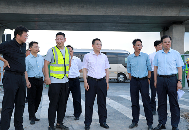 殷其国调研中心城市重点道路工程建设工作.jpg