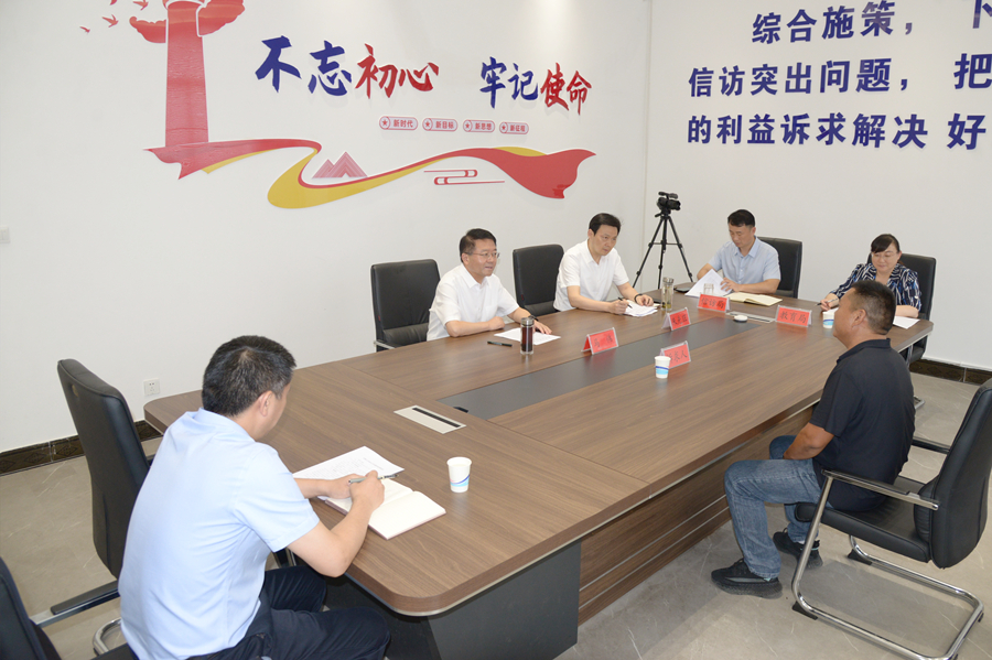 马伟在县人民来访接待中心接待来访群众.jpg