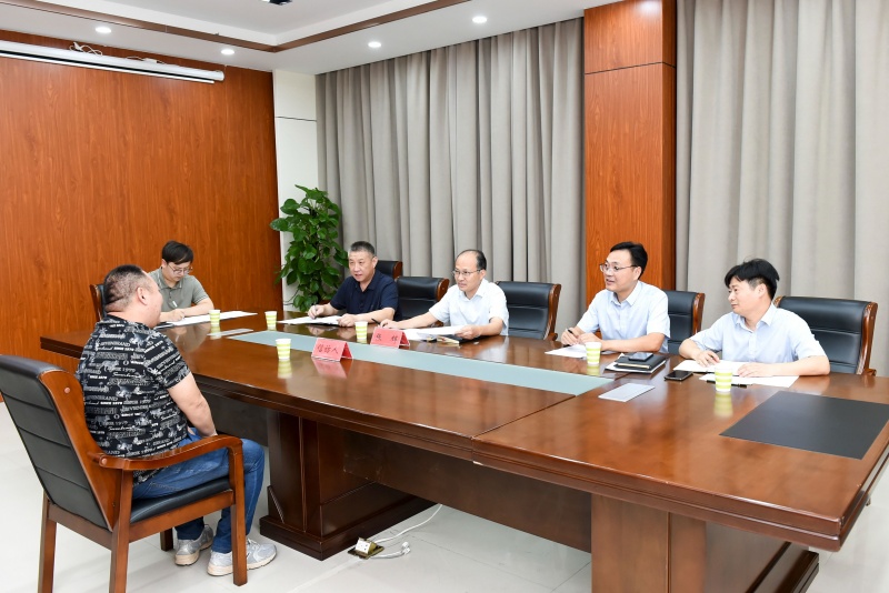 张辉接待信访群众 用心用情维护好群众合法权益.jpg