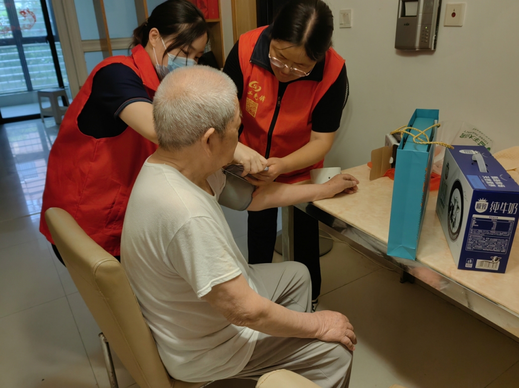 古城街道项王社区海天翡翠城小区党支部开展走访慰问活动