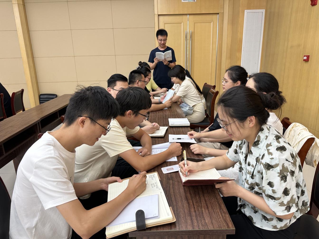 强国复兴有我丨城厢街道开展青年干部读书分享交流会