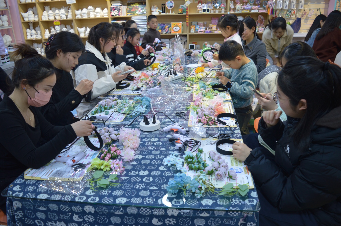 泗阳县市场监管局“三八”妇女节举行簪花活动