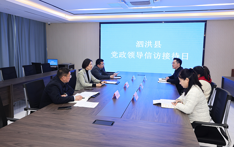 耿晓云接待来访群众.jpg