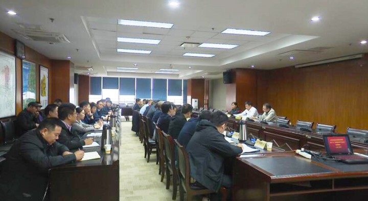 王德鹏在经开区打好污染防治攻坚战指挥部第四次全体（扩大）会议暨秋冬季大气污染防治攻坚部署会议上强调：紧盯目标抓落实 夯实基础促提升 确保高质量完成年度大气污染防治目标任务