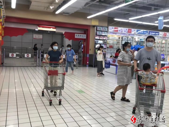 【视频】防疫不放松：各大商超定时定点消毒 市民进出需戴好口罩