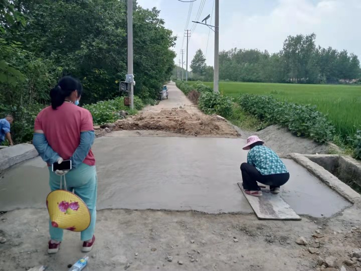 我为群众办实事丨胡集镇全力做好破损道路修补工作