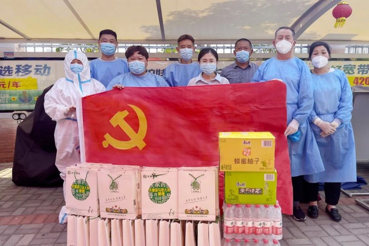 同心抗疫共担当 涓涓细流汇成海 —— 园区剑桥湾小区党员捐赠爱心物资