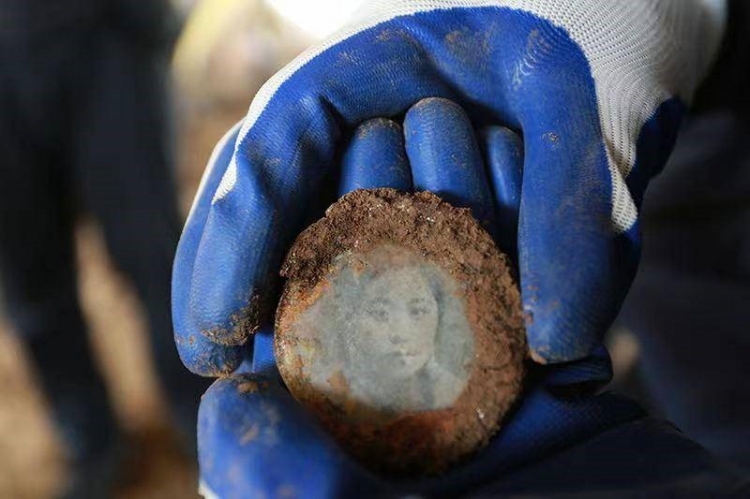 烈士墓中发现深埋82年的女孩照片 南京一团队复原照片助力寻亲
