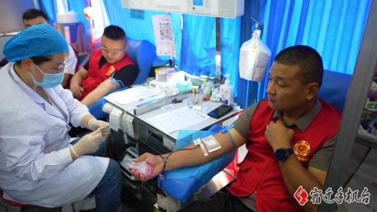 世界红十字日 | 让爱传递 志愿者撸袖献血！