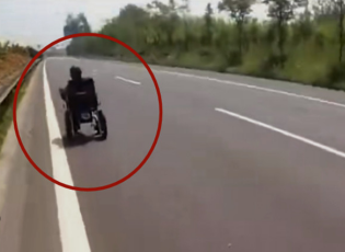 暖心！残障老人“驾驶”轮椅在省道行驶 交警全程护航