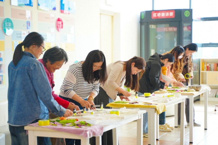 “同心·五送”进小区丨拓染成画！园区举办“植物拓染”非遗传承活动