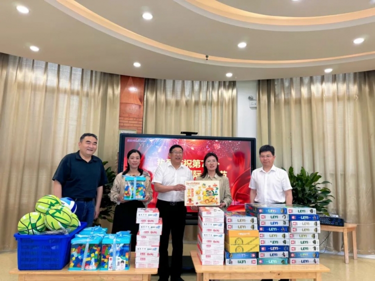 区领导到王园小学开展“六一”国际儿童节慰问活动