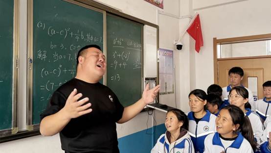 内蒙古数学老师课间“开嗓” 浑厚嗓音自带混响效果