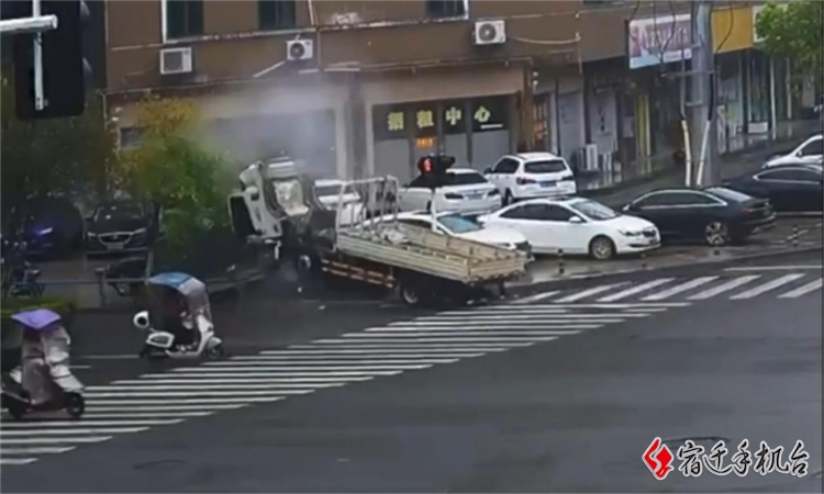 赣州：当事司机讲述车头突然“低下”失控撞树